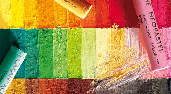 photo de pastels Neopastel® et de leur texture sur un papier noir.